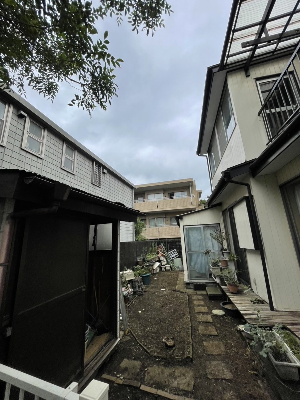 横浜市青葉区 家のまわりを一周した庭木の伐採と整理 裏庭の奥（物置まわり） 施工後
