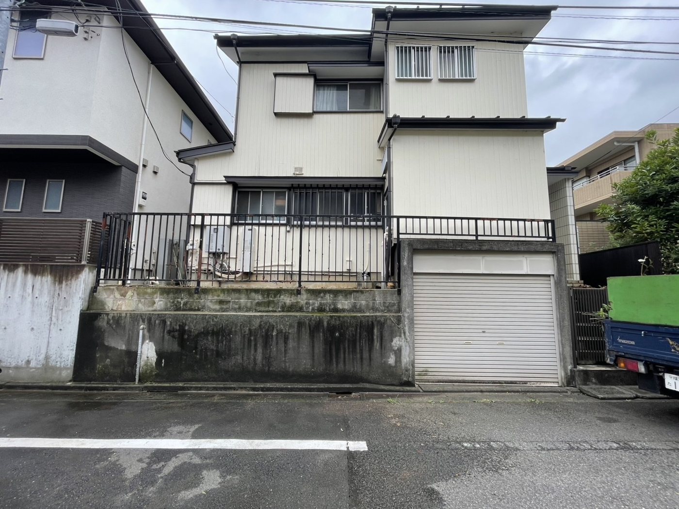 横浜市青葉区 家のまわりを一周した庭木の伐採と整理 道路側の植栽 施工後