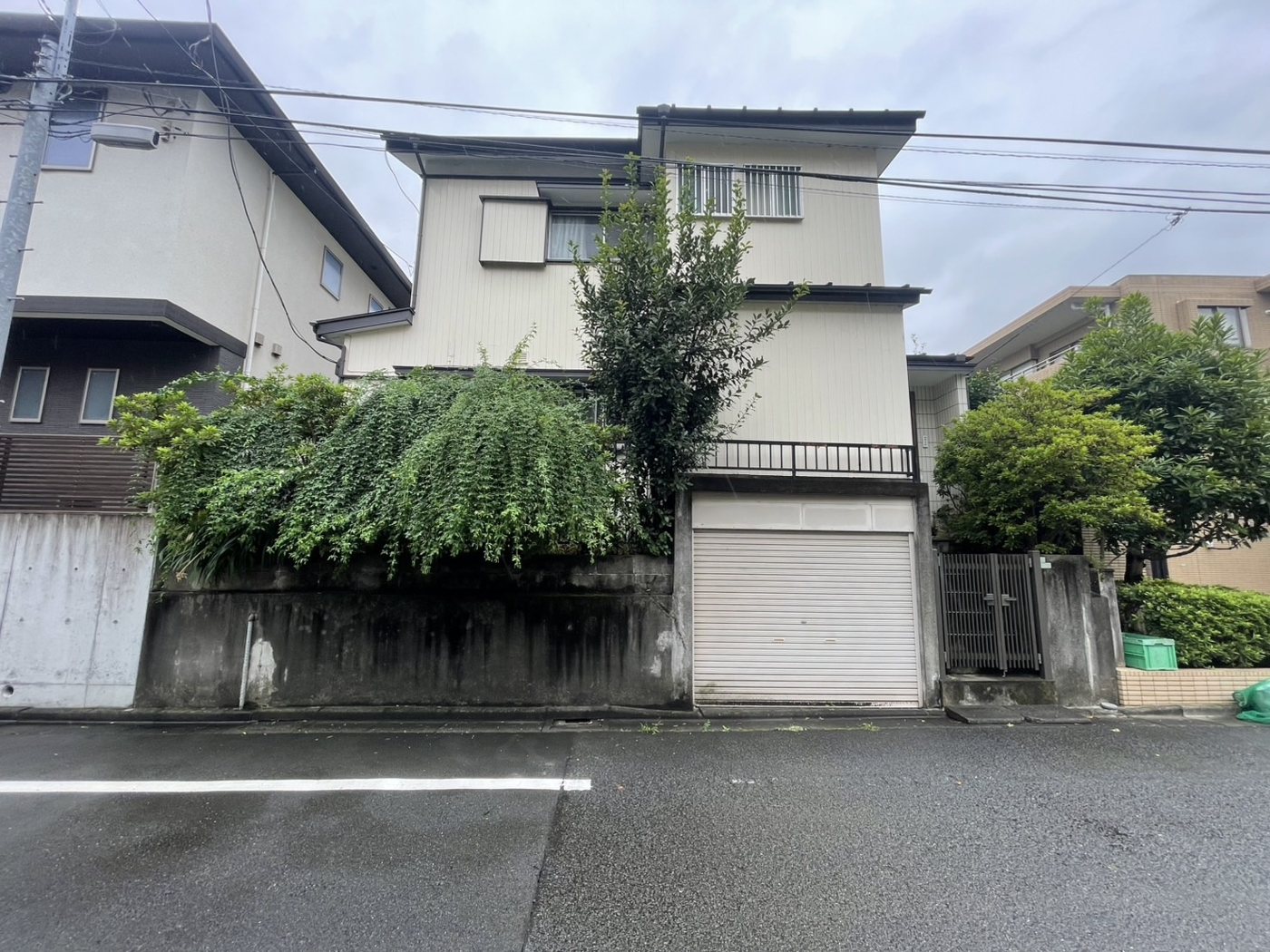 横浜市青葉区 家のまわりを一周した庭木の伐採と整理 道路側の植栽 施工前