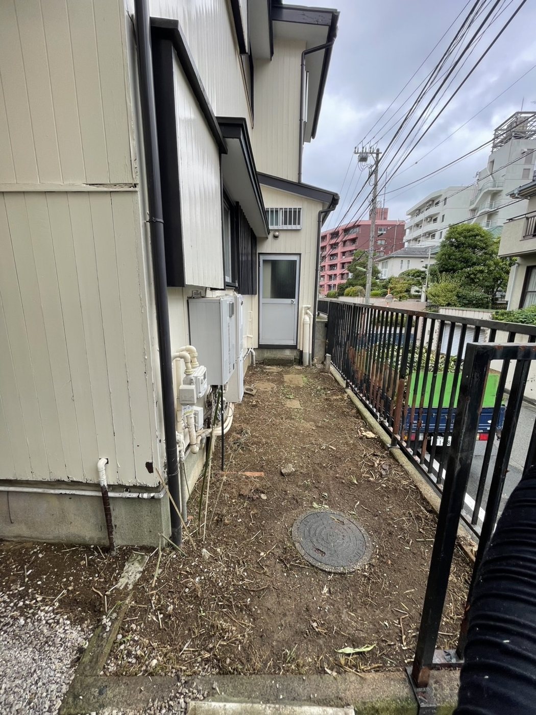横浜市青葉区 家のまわりを一周した庭木の伐採と整理 門の脇 施工後