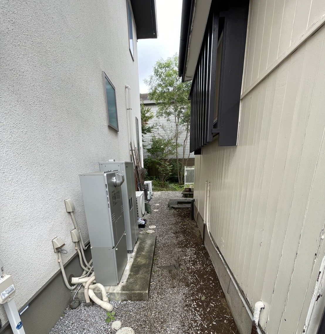 横浜市青葉区 家のまわりを一周した庭木の伐採と整理 給湯器まわりの通路 施工後