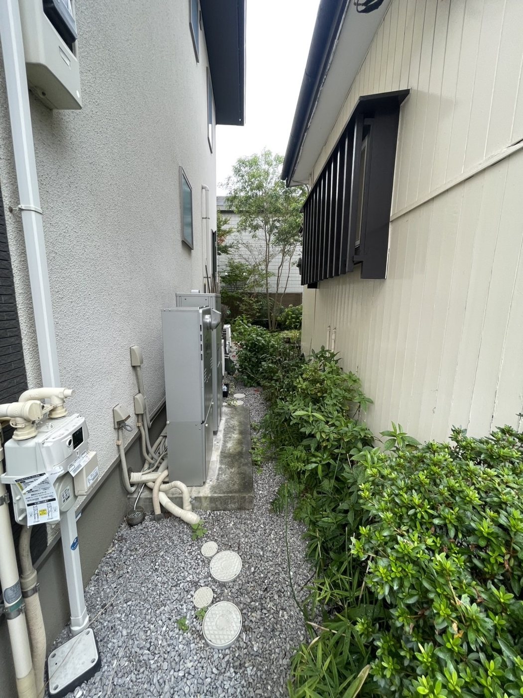 横浜市青葉区 家のまわりを一周した庭木の伐採と整理 給湯器まわりの通路 施工前