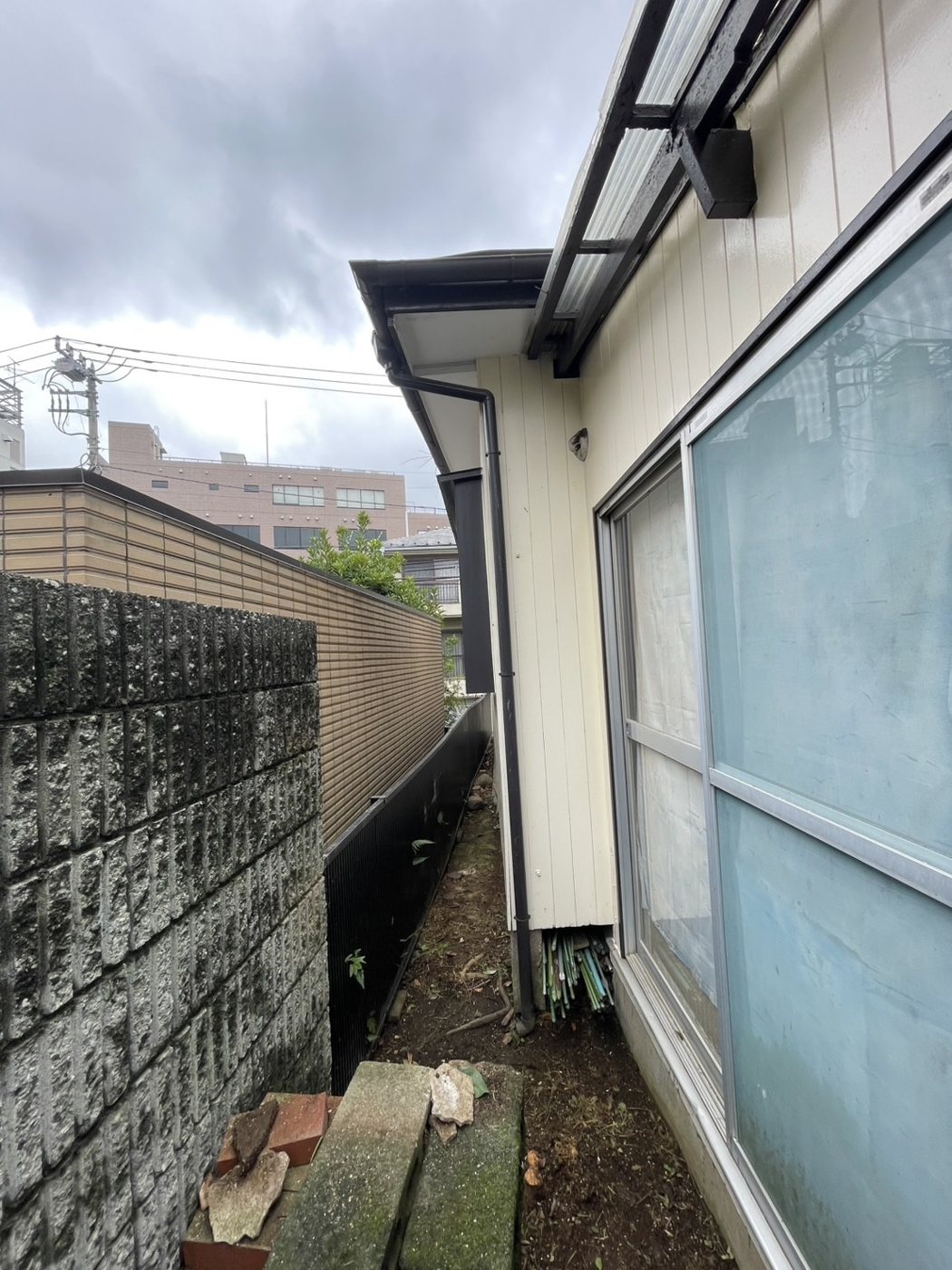 横浜市青葉区 家のまわりを一周した庭木の伐採と整理 窓の前 施工後