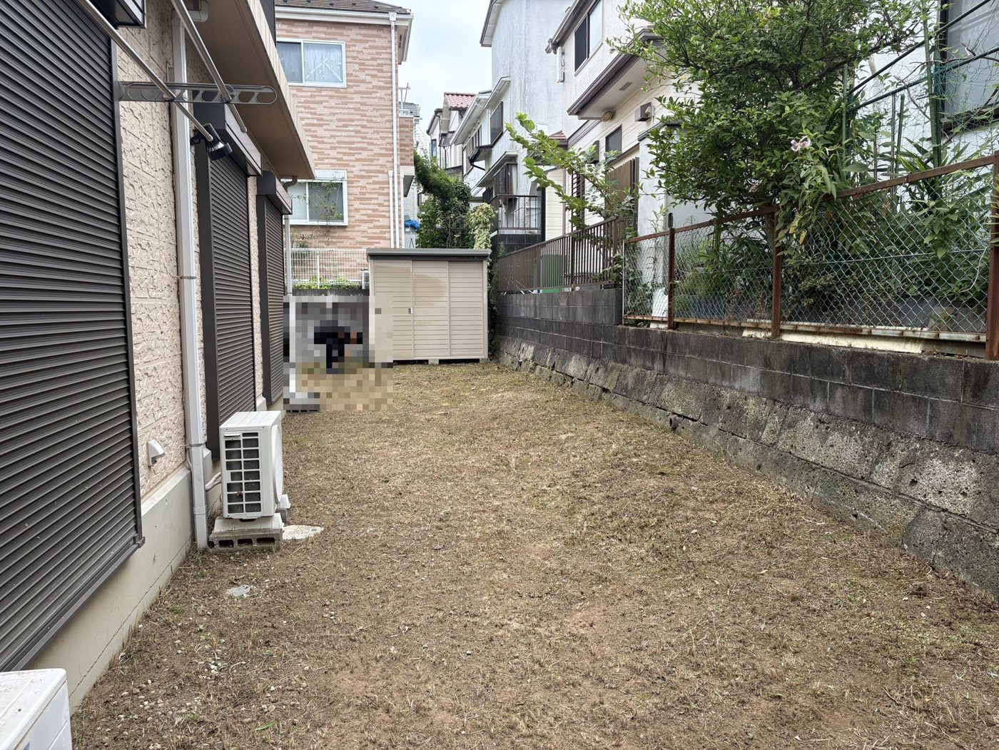 横浜市旭区 伸びきった敷地まわりの草刈り・整理 裏手の通路 施工後