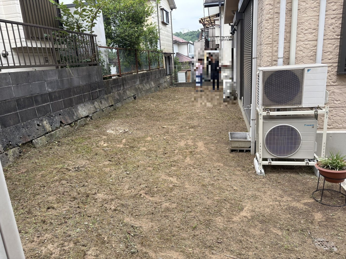 横浜市旭区 伸びきった敷地まわりの草刈り・整理 室外機まわり 施工後