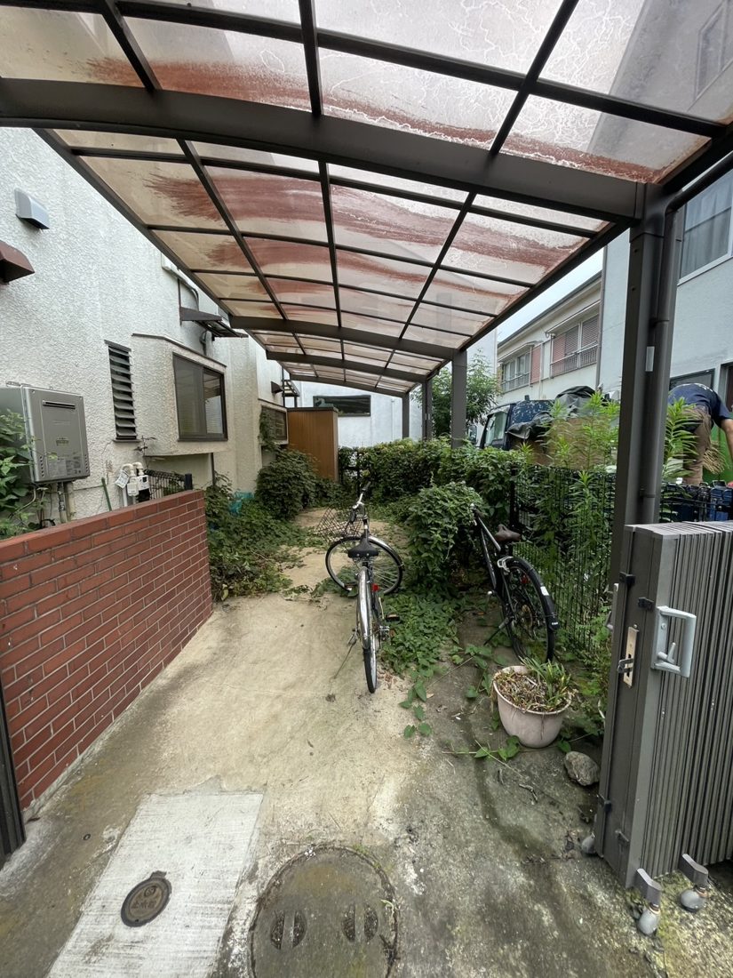 横浜市保土ケ谷区 カーポート脇の草刈り・整理 施工前