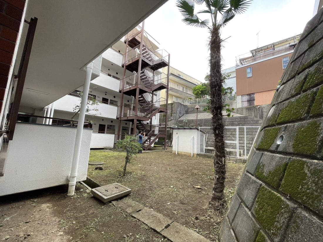 横浜市磯子区 集合住宅の敷地まわりの草刈り 施工後