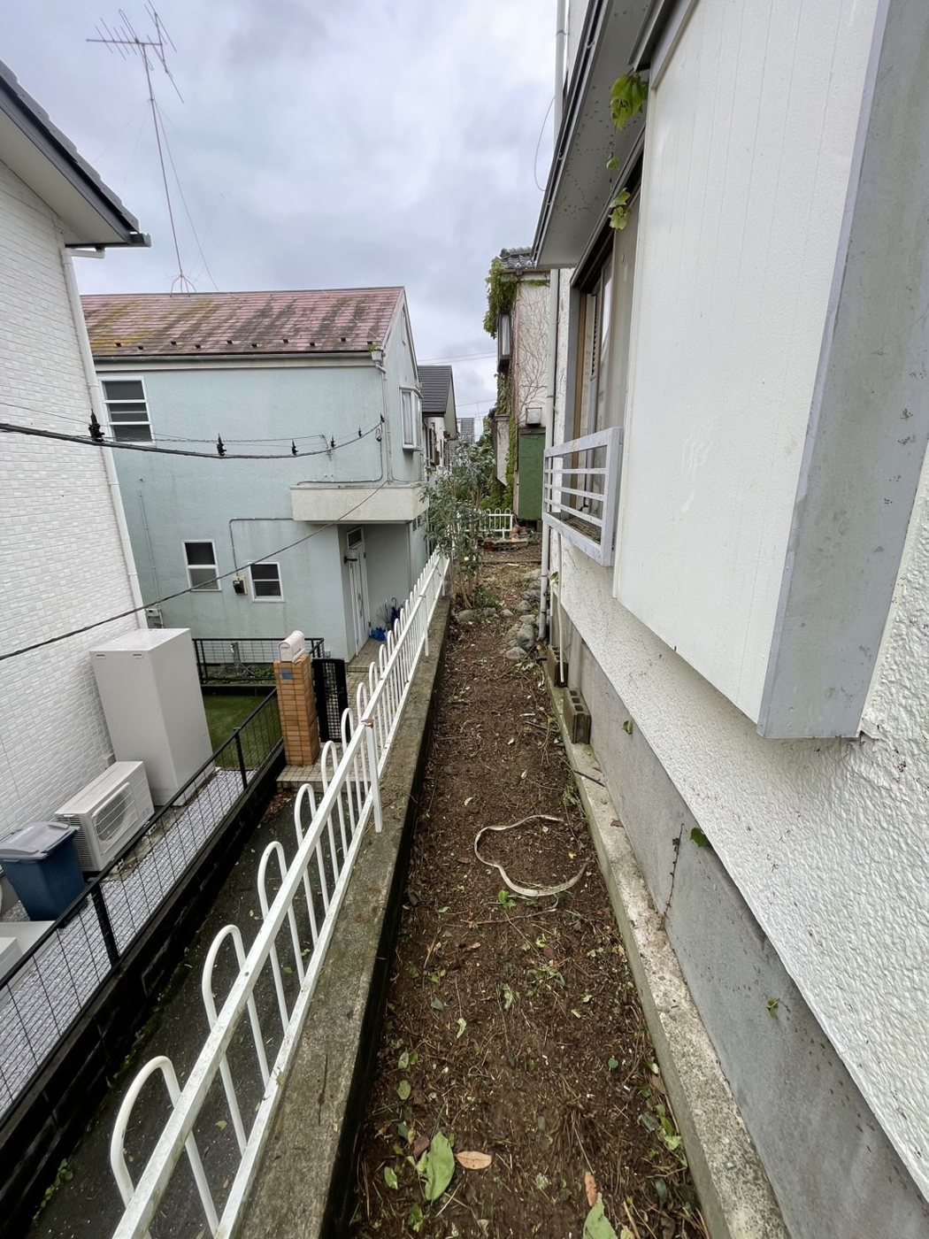 横浜市泉区 庭いっぱいに茂った雑木の伐採と草刈り 建物脇の通路 施工後