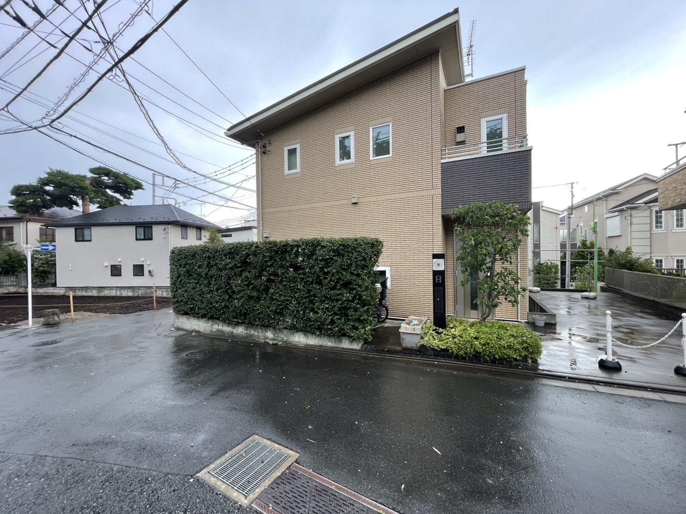 横浜市港南区 角地の生垣・庭まわりの整理 道路沿いから見た生垣 施工後