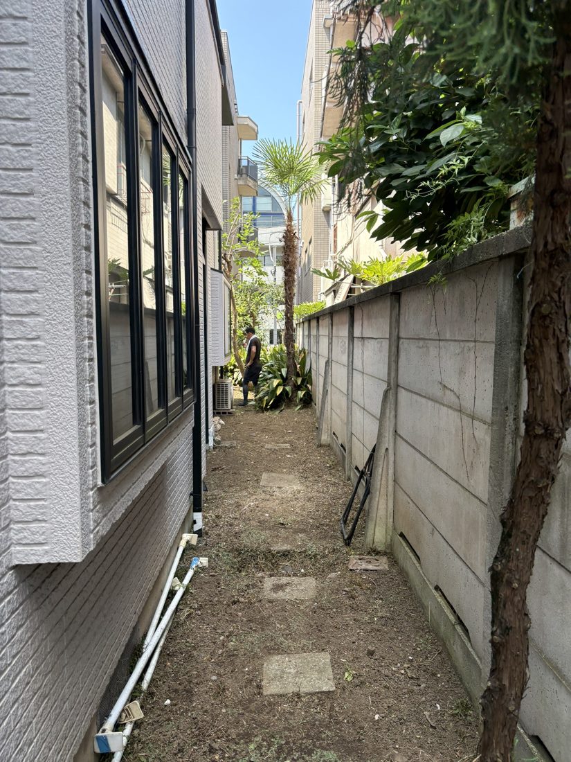 横浜市南区 建物間の通路の草刈り 施工後