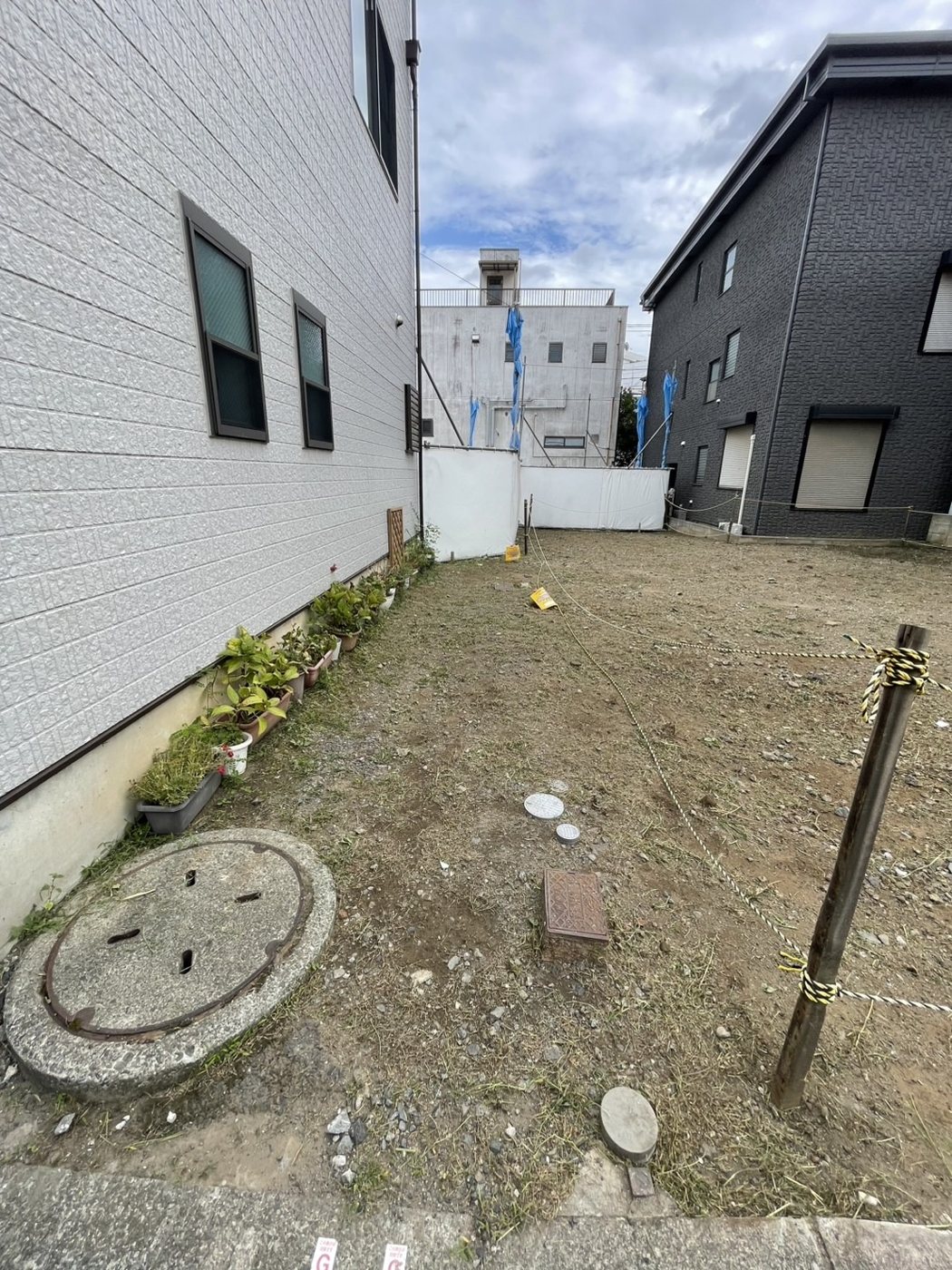 横浜市南区 道路に面した空き地の草刈り 建物沿いの通路と桝まわり 施工後