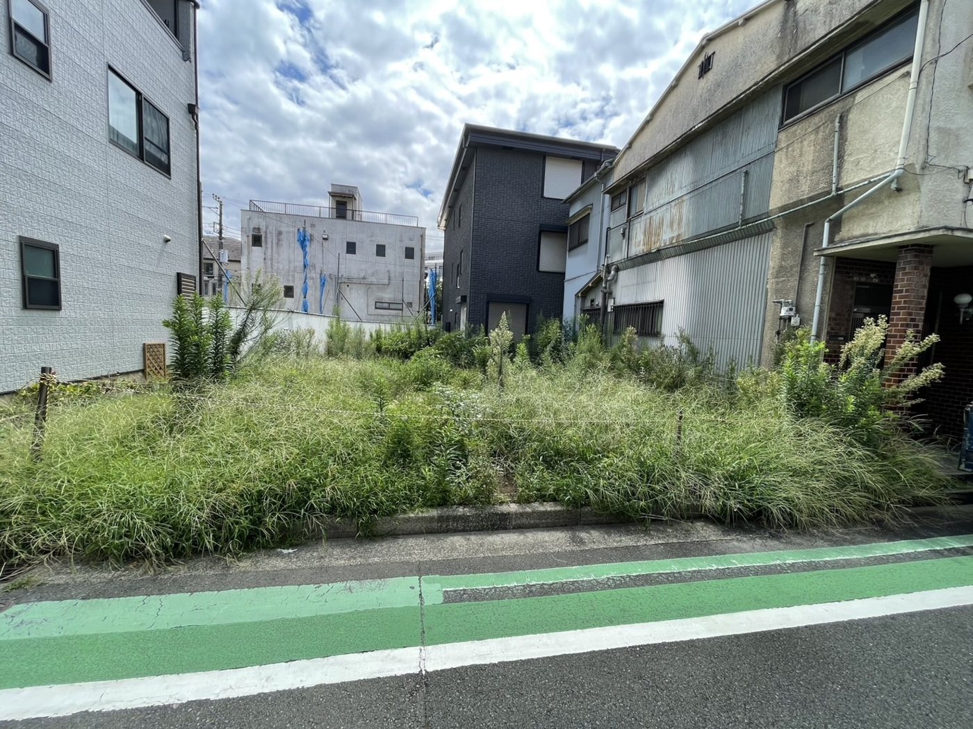 横浜市南区 道路に面した空き地の草刈り 施工前