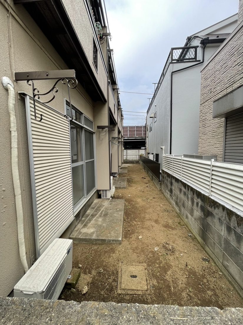 横浜市西区 建物間の通路の雑草処理 施工後