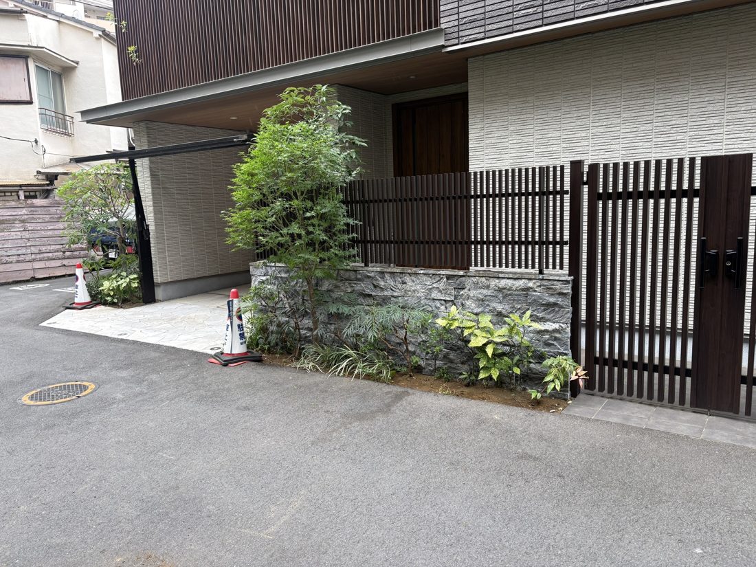 横浜市栄区 建物前の茂みの伐採 施工後