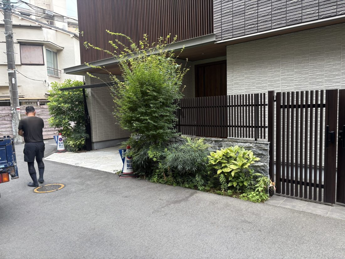 横浜市栄区 建物前の茂みの伐採 施工前